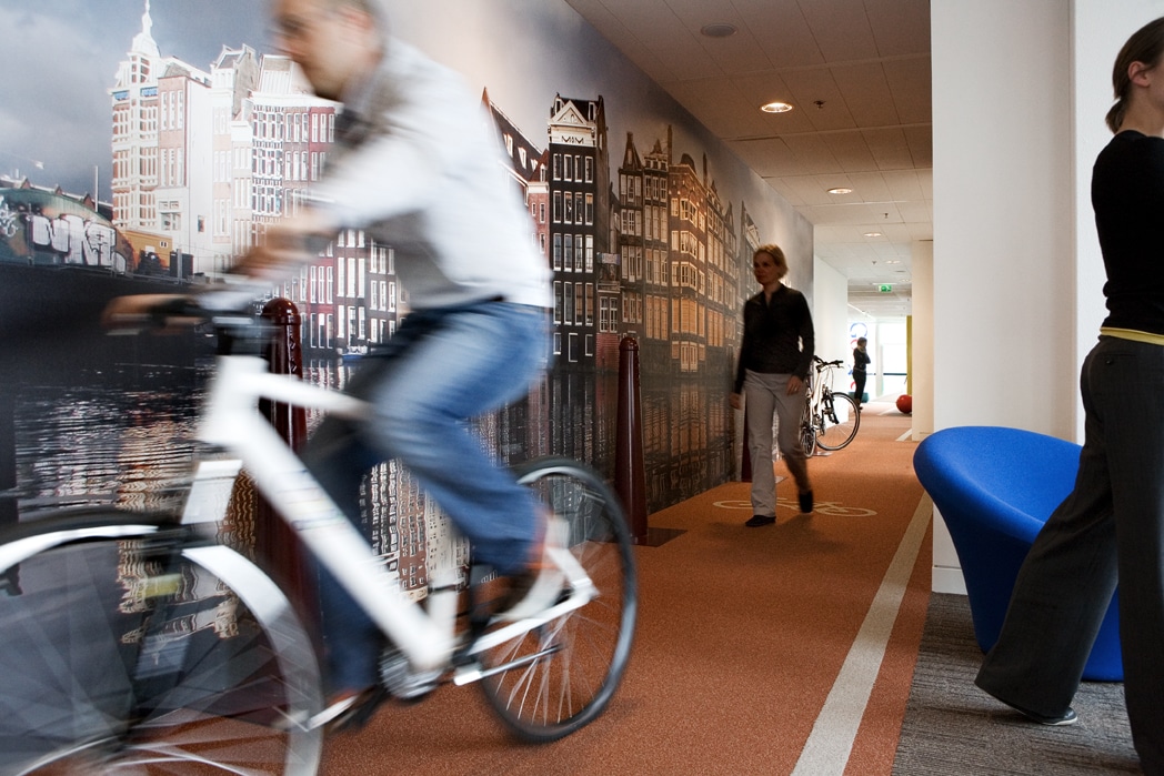Piste cyclable intérieur dans les bureaux d'Amsterdam.