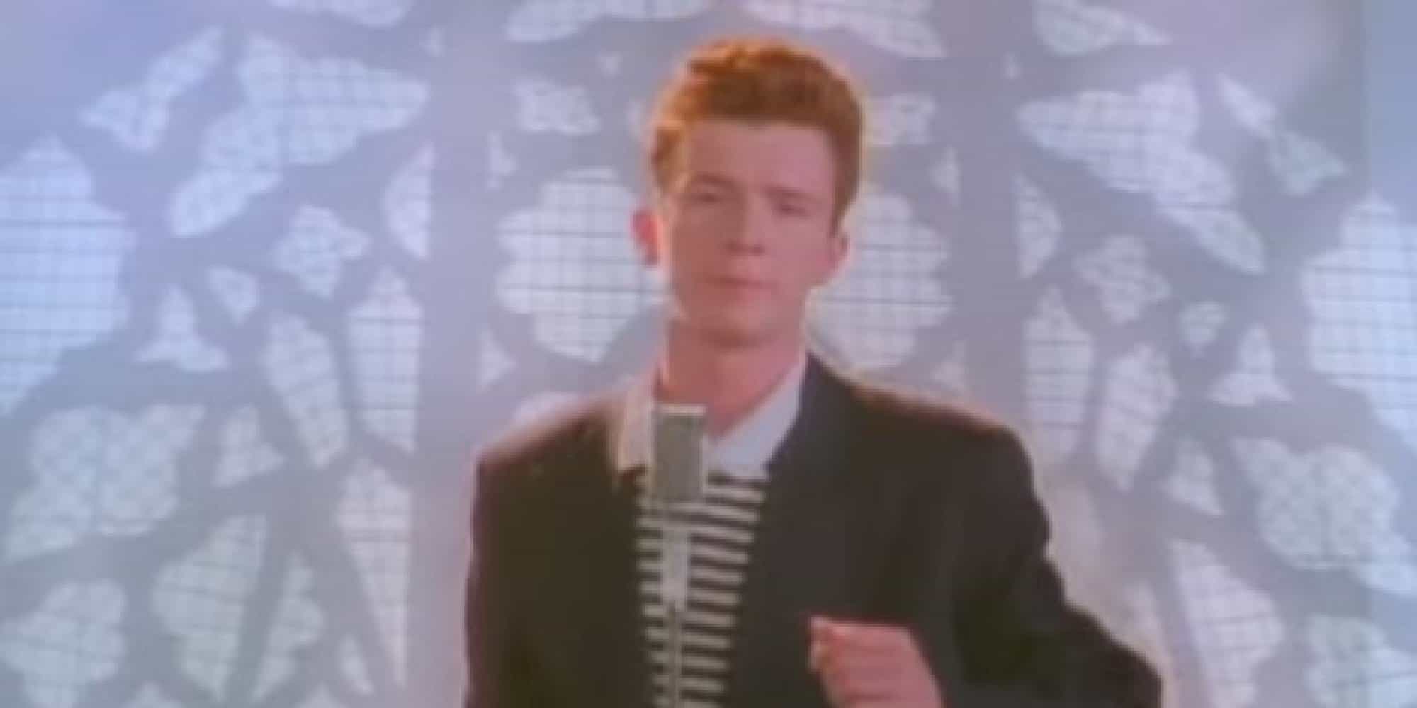 Le chanteur Rick Astley dans le clip de la chanson Never Gonna Give You Up