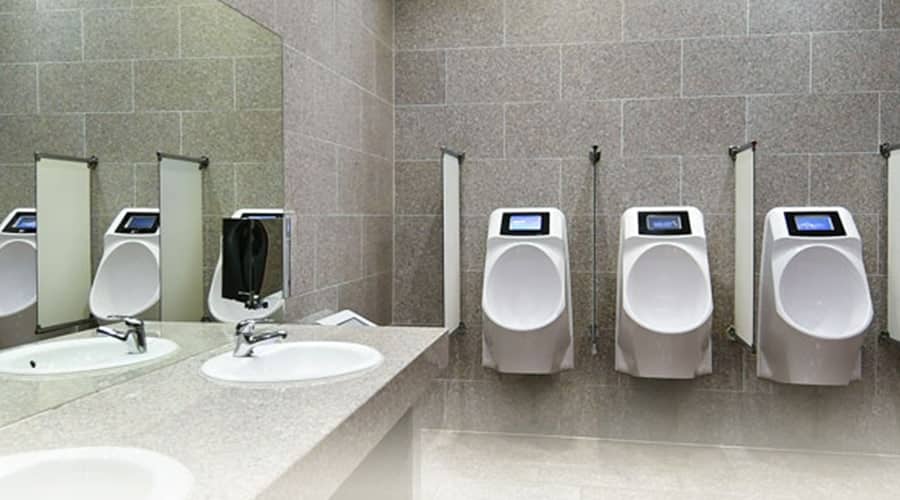 smart toilets : publicité sur les urinoirs