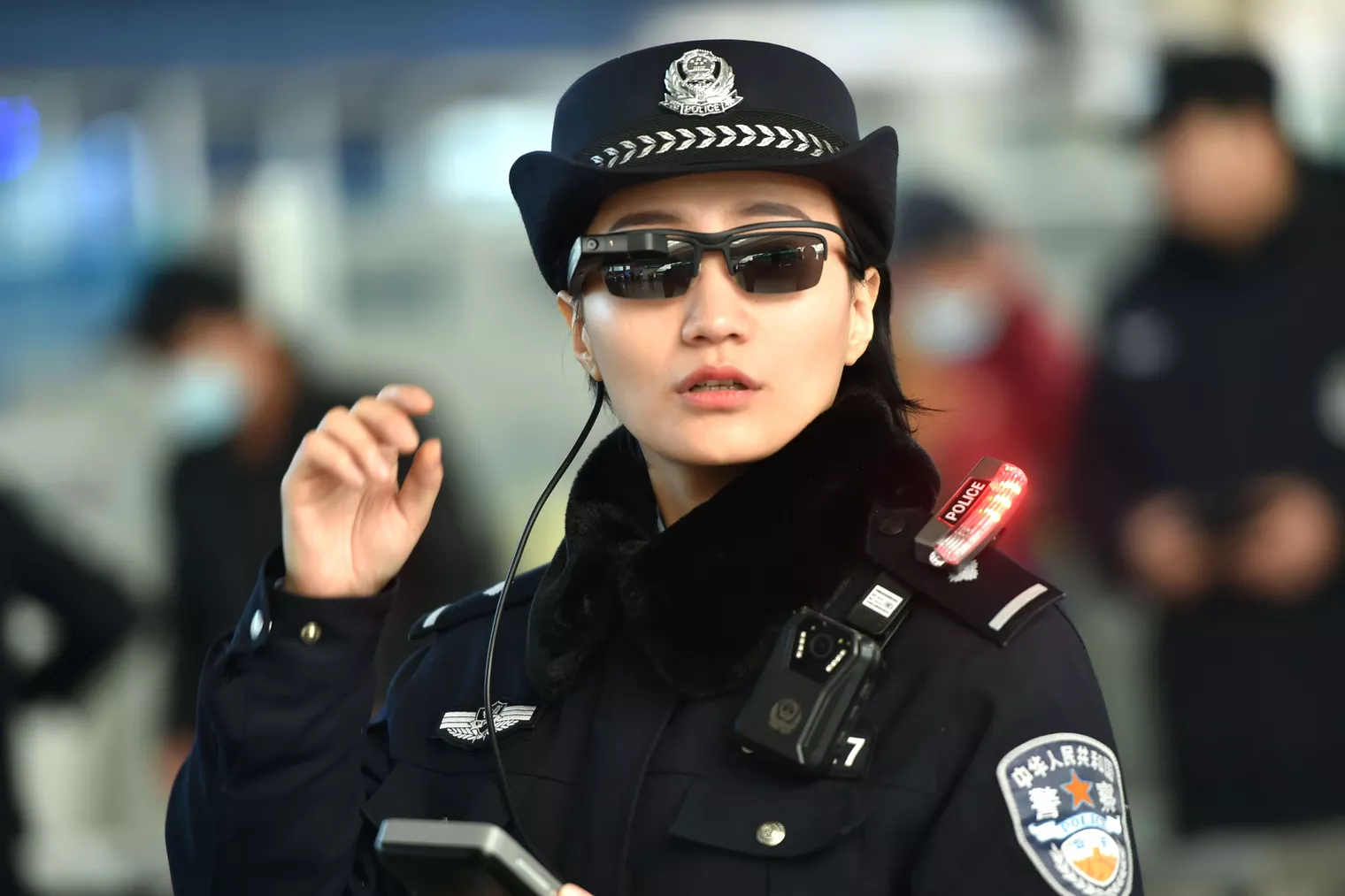 La police chinoise se dote de lunettes intégrant la reconnaissance faciale. 