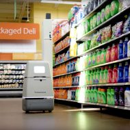 Le robot de Bossa Nova Robotics se déplace dans un rayon de Walmart.