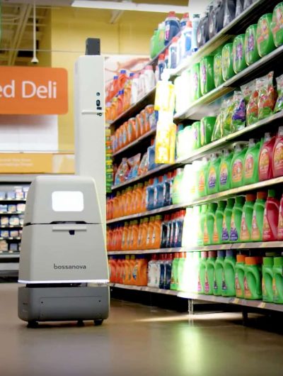 Le robot de Bossa Nova Robotics se déplace dans un rayon de Walmart.
