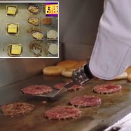 Le robot Flippy qui prépare des steaks en cuisine a pris une pause après avoir travaillé !