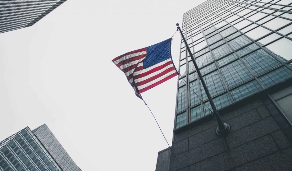 Un drapeau américain flottant entre les buildings.