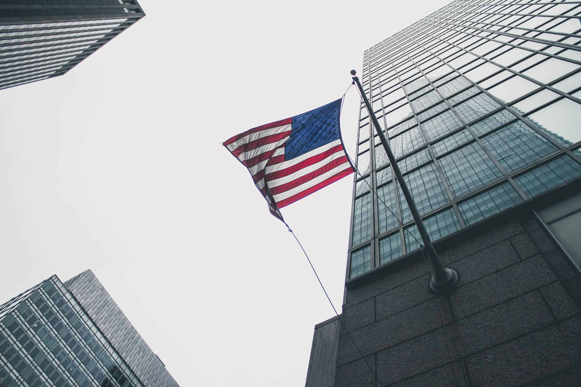 Un drapeau américain flottant entre les buildings.