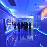 Une salle avec des lumières bleues et le logo Tencent au mur.