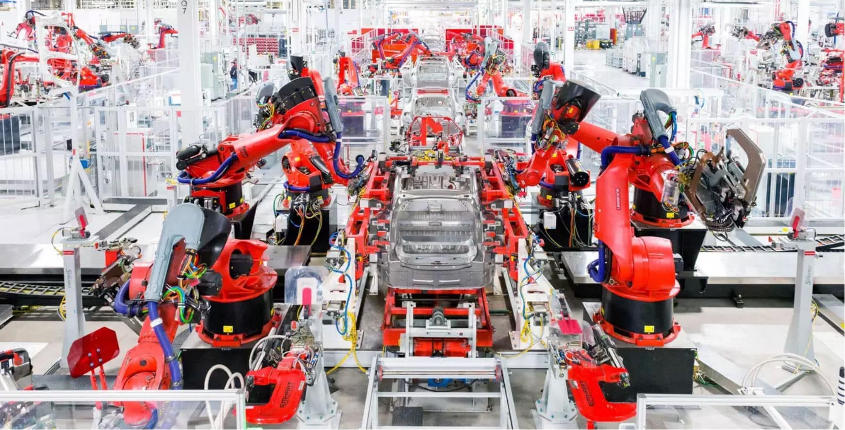Tesla - Photo d'une chaine de construction dans une usine