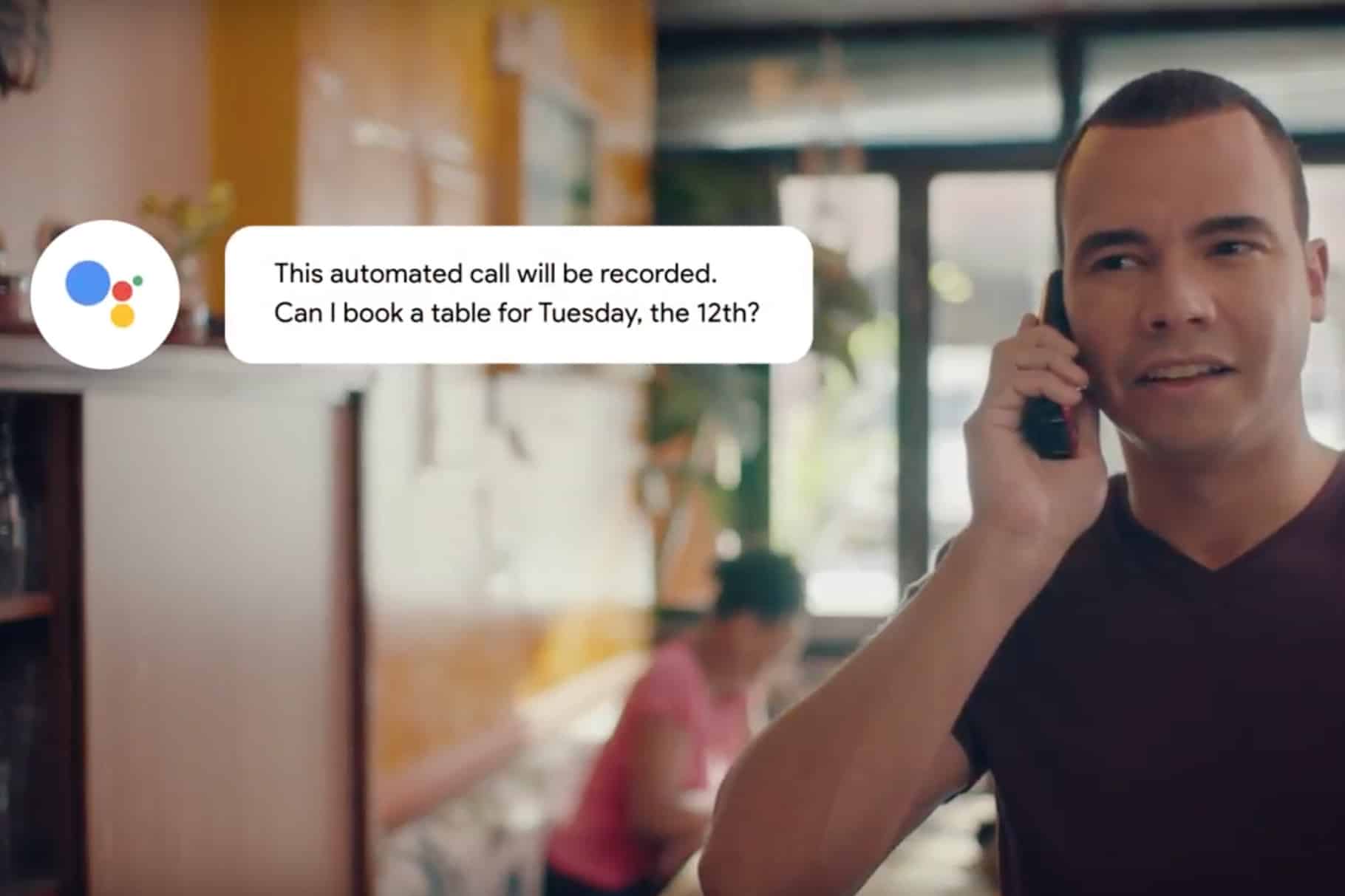 Un homme au téléphone répondant à un appel Google Duplex dans un café.