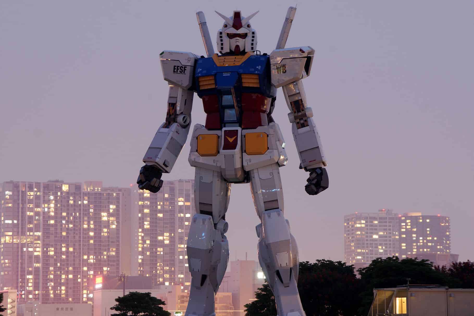 Une statue de mecha Gundam