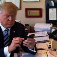 Donald Trump tenant un smartphone