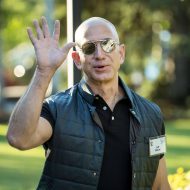 Jeff Bezos patron amazon qui salue de la main