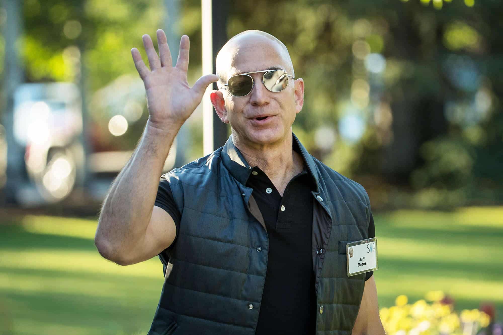 Jeff Bezos patron amazon qui salue de la main