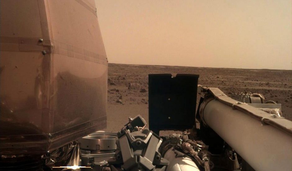 Première photo de la son InSight sur Mars