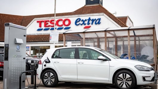 Tesco et Volkswagen s'associe pour offrir le plus grand réseau de recharge de voitures électriques au Royaume-Uni