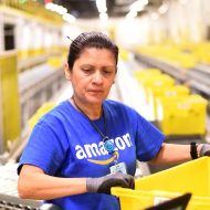 Des employés d'Amazon protestent contre leurs conditions de travail.