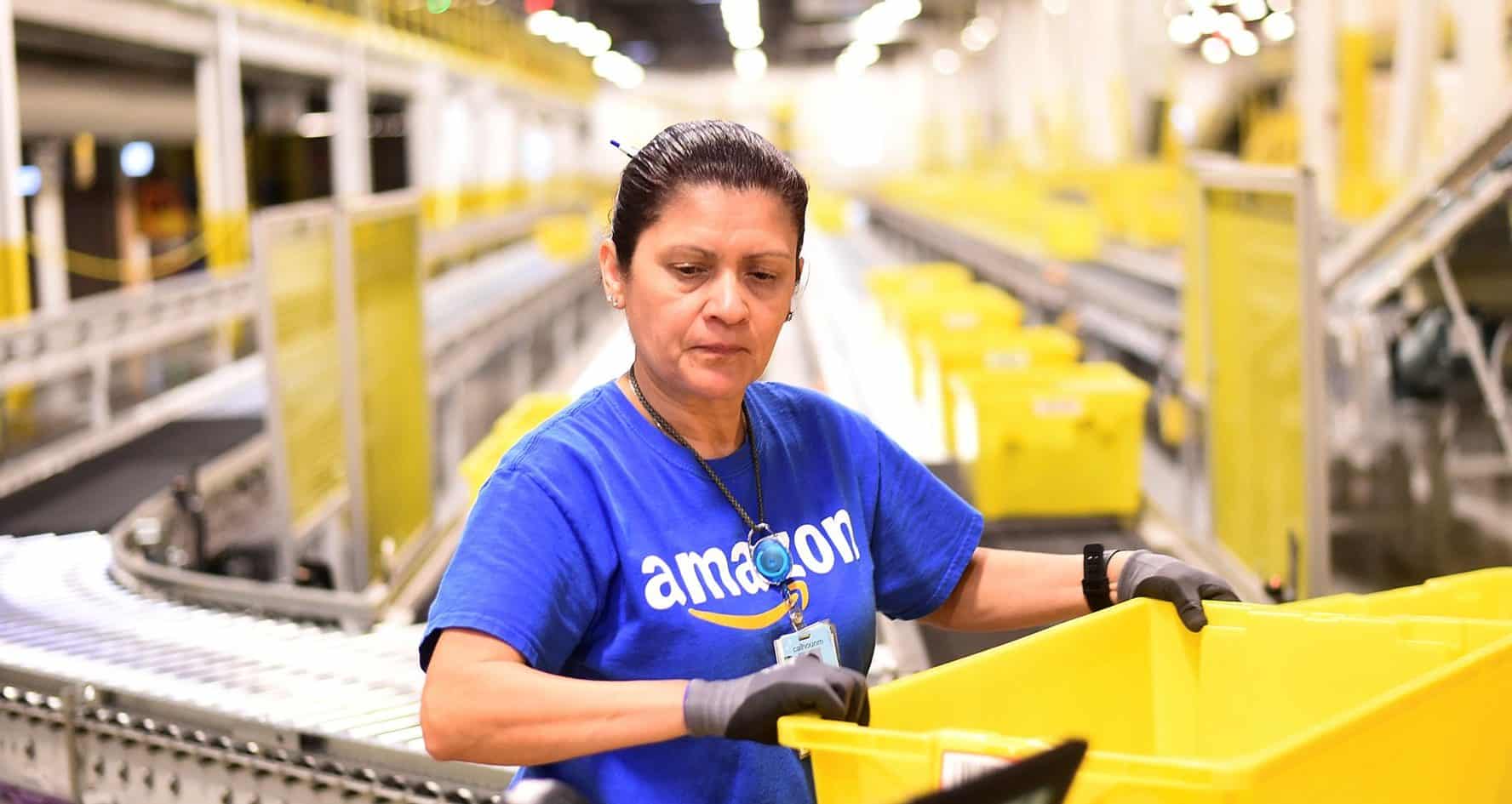 Des employés d'Amazon protestent contre leurs conditions de travail.