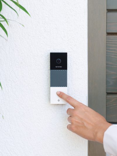 Netatmo présente sa sonnette connectée qui peut surveiller le voisinage ou vous mettre en contact avec les visiteurs de la maison