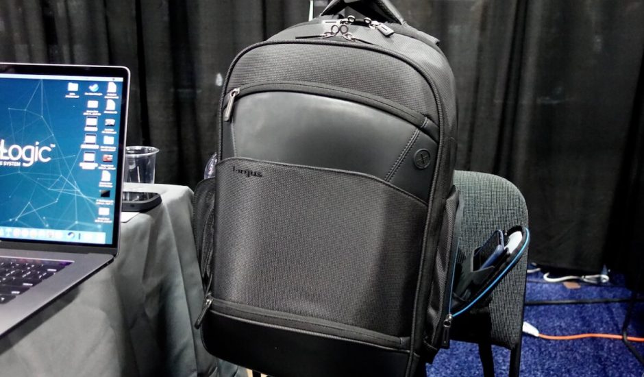 Targus présente Targus Mobile VIP+, un sac à dos dont la poche recharge votre téléphone et protège des signaux RFID