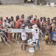 La startup Yolk invente une vache solaire pour approvisionner les familles africaines en énergie tout en les incitant à envoyer leurs enfants à l'école.