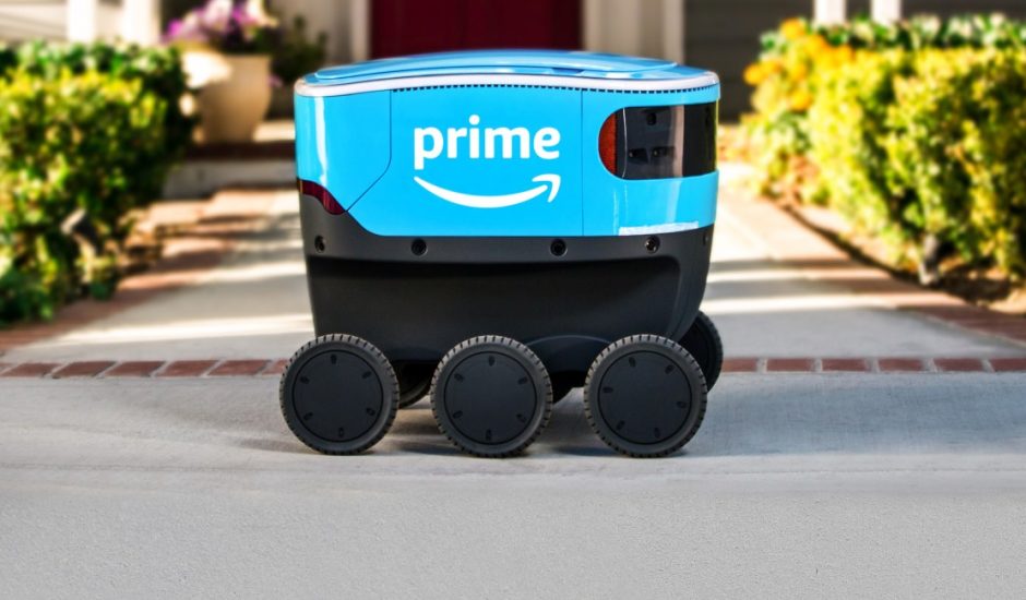 Le robot Scout d'Amazon dans la rue.