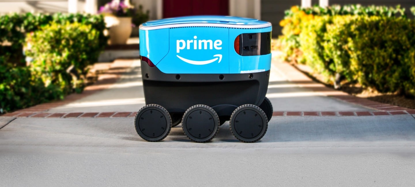 Le robot Scout d'Amazon dans la rue.