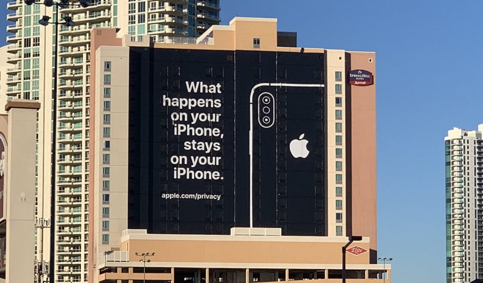 Apple affiche une publicité grandeur nature, dans laquelle la société vante sa politique de confidentialité, rappelant les différents scandales de 2018.