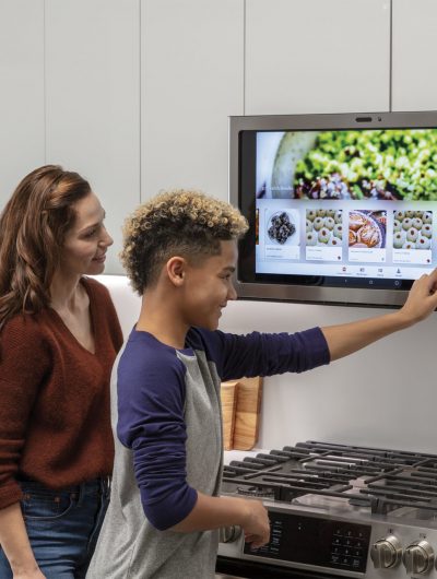 Kitchen Hub, un écran tactile placé au coeur de votre maison, permettant de contrôler cette dernière