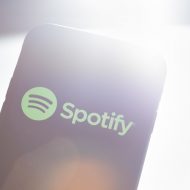 Spotify signe un accord avec T-series et prépare son arrivée en Inde.