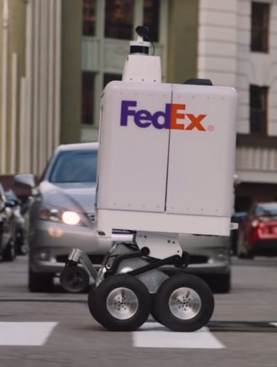 Le robot de livraison de FedEx a tout compris de la politesse exigée par la vie sur les trottoirs. Photo : FedEx