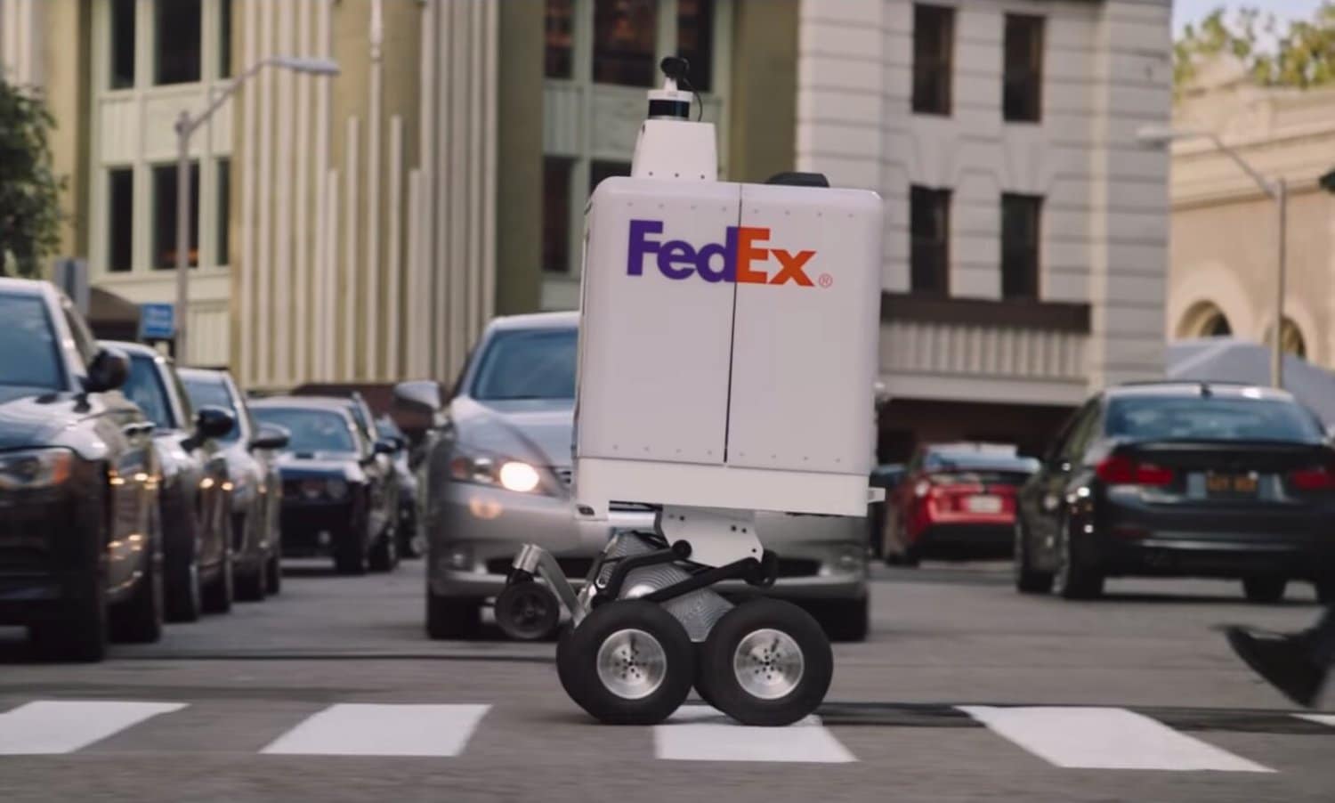 Le robot de livraison de FedEx a tout compris de la politesse exigée par la vie sur les trottoirs. Photo : FedEx