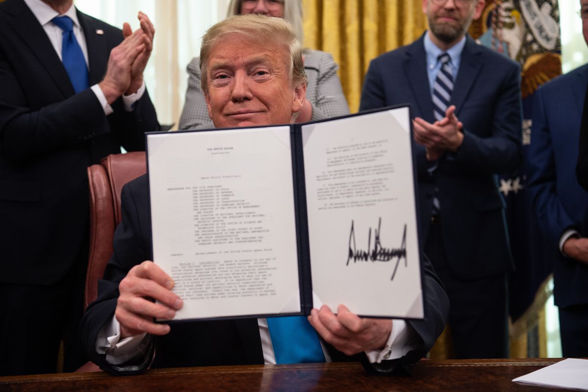 Trump signe un directive à propos de la Space Force.