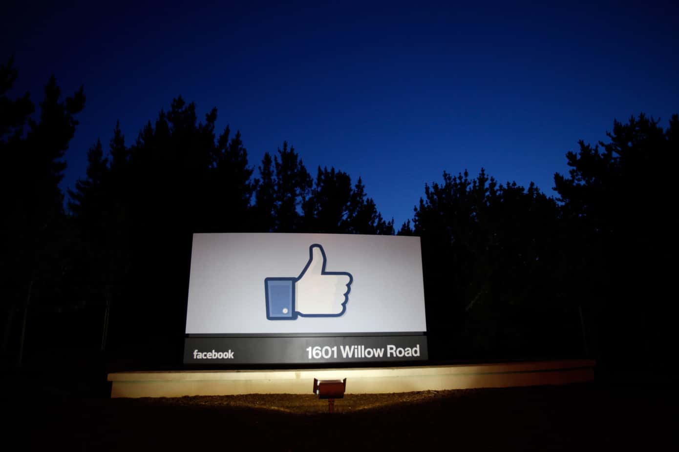 Facebook se bat contre les faux comptes en Chine. Facebook va augmenter le salaire de ses modérateurs et des ses travailleurs contractuels