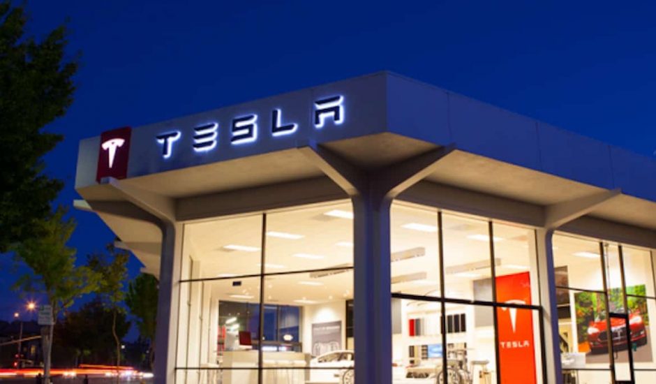 Tesla va conserver ses points de vente ouverts.
