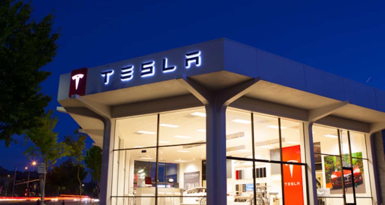 Tesla va conserver ses points de vente ouverts.