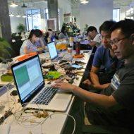 Des employés chinois de technologie pris par leur travail