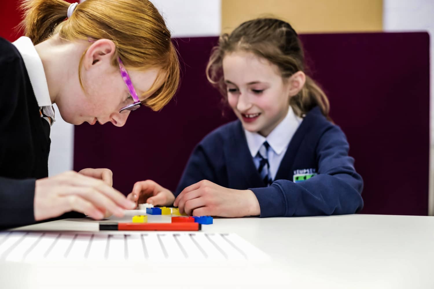 Des enfants en train de s'amuser avec des LEGO pour l'apprentissage du braille