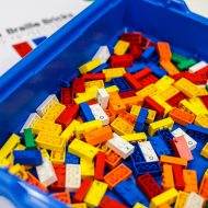 Un bac de LEGO destinés à l'apprentissage du braille