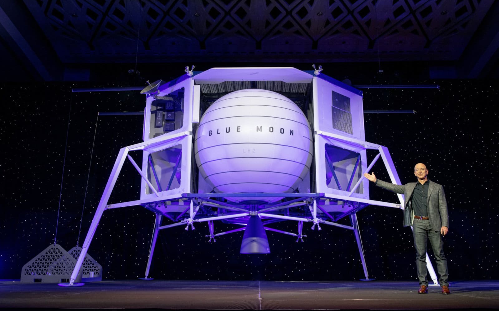 Jeff Bezos a dévoilé Blue Moon, un vaisseau spatial qui devrait transporter des matériaux de la Lune d'ici 2024