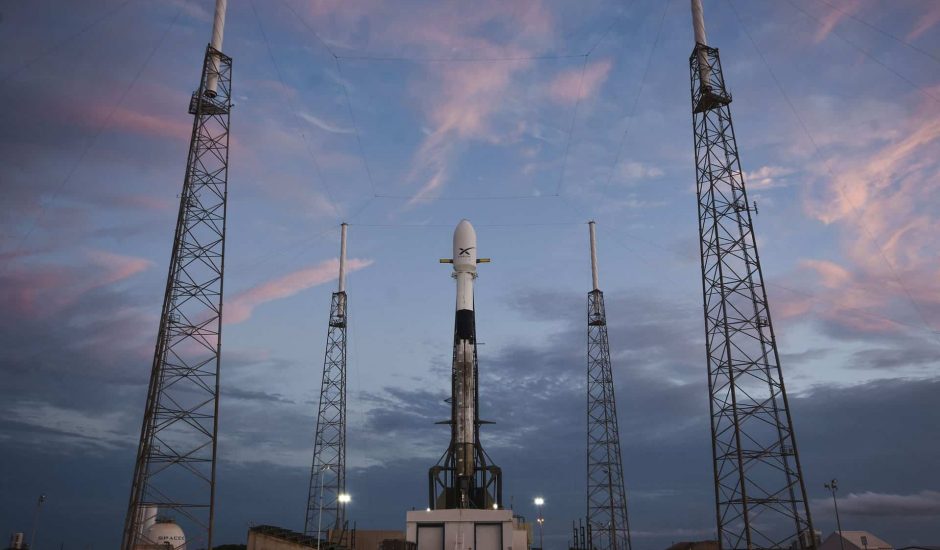 Le lanceur Falcon 9 se tient sur le pas de tir.