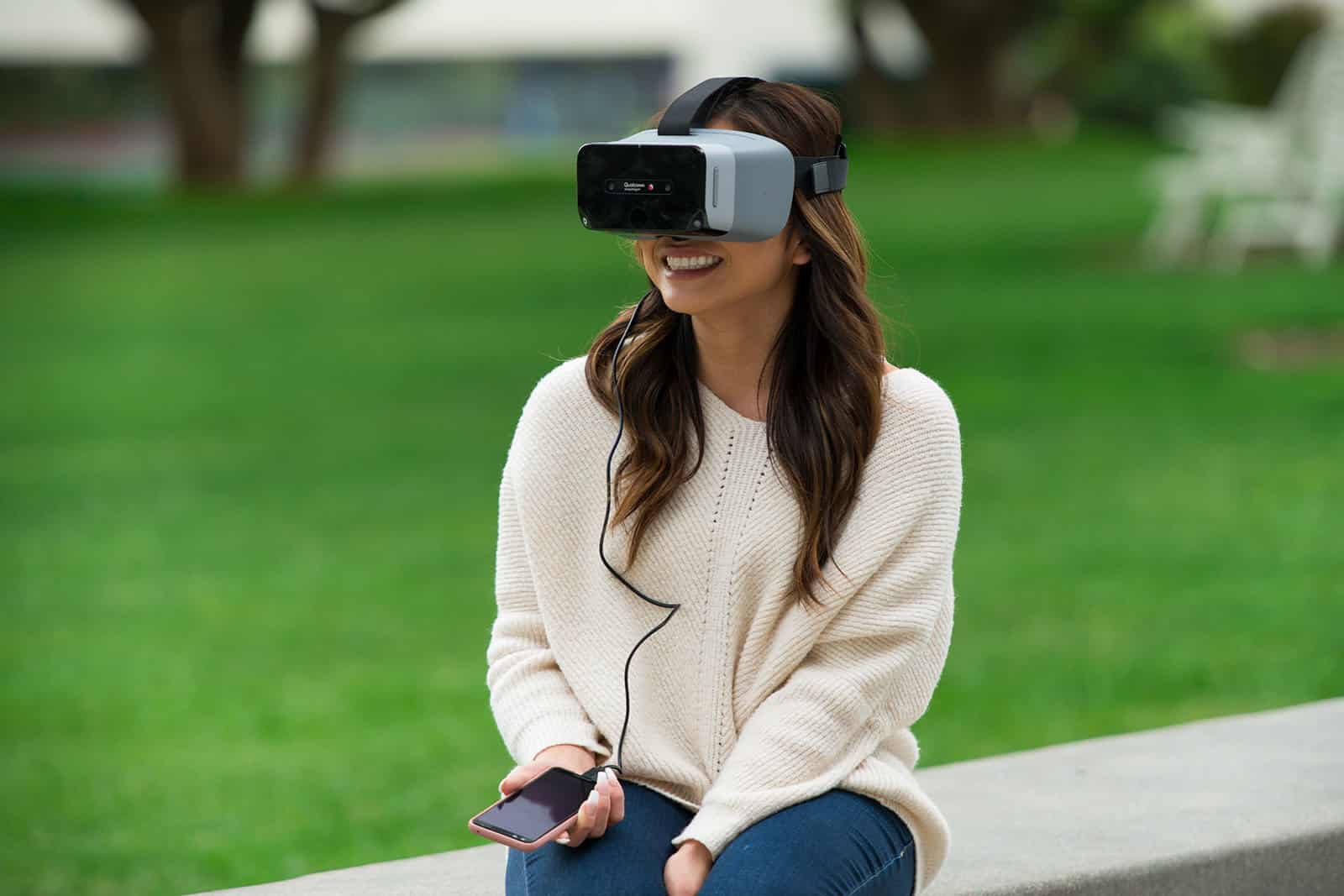 Qualcomm a présenté un casque de VR conçu en interne pour servir de "design de référence". Il arbore une puce Snapdragon XR1 créée spécialement pour la réalité augmentée.