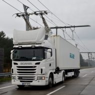 En Allemagne, des camions électriques circulent sur des autoroutes prévues à cet effet.