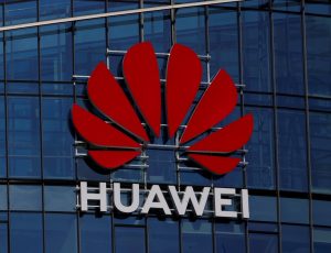 Le logo Huawei sur la façade d'un building.