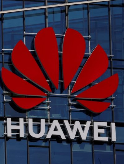 Le logo Huawei sur la façade d'un building.