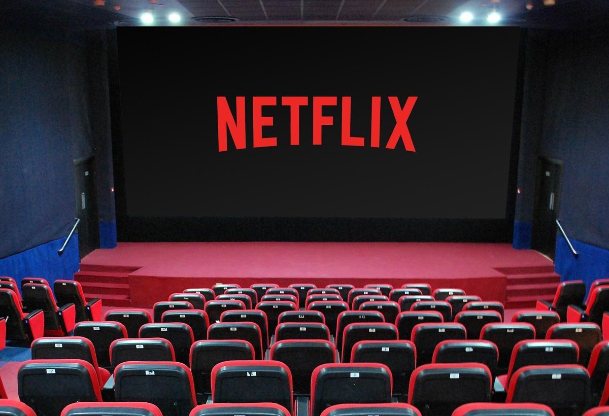 Le logo de netflix affiché sur un écran de cinéma