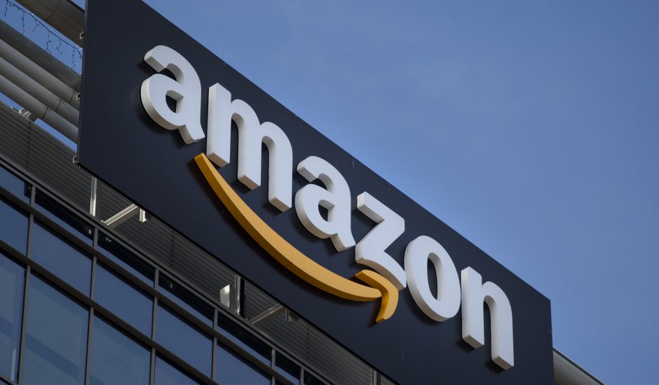 Le logo Amazon posé sur un immeuble