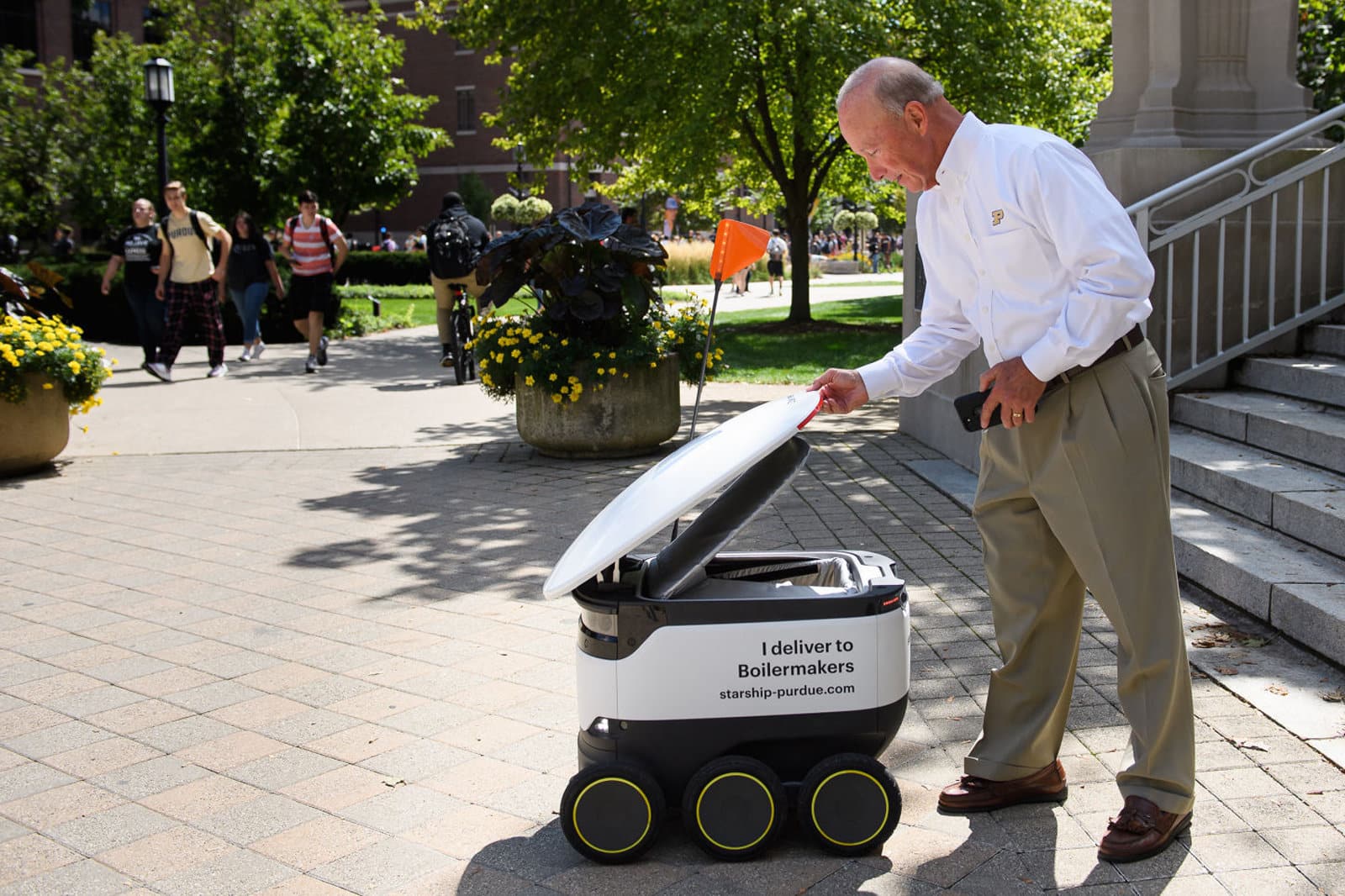 Les robots de Starship vont livrer divers encas aux étudiants de l'Université Purdue.