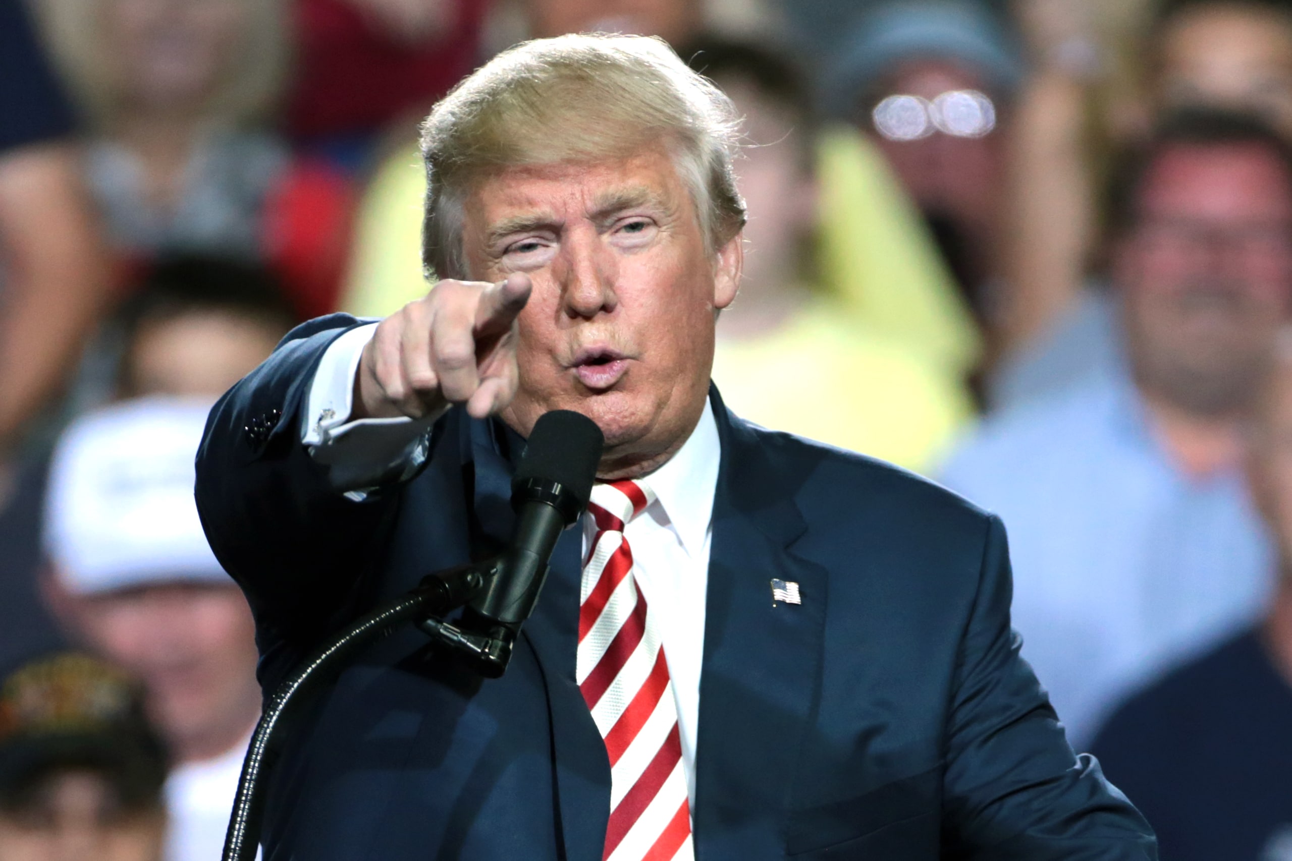 Donald Trump s'adressant à des militants lors d'un rassemblement électoral au Prescott Valley Event Center à Prescott Valley, en Arizon