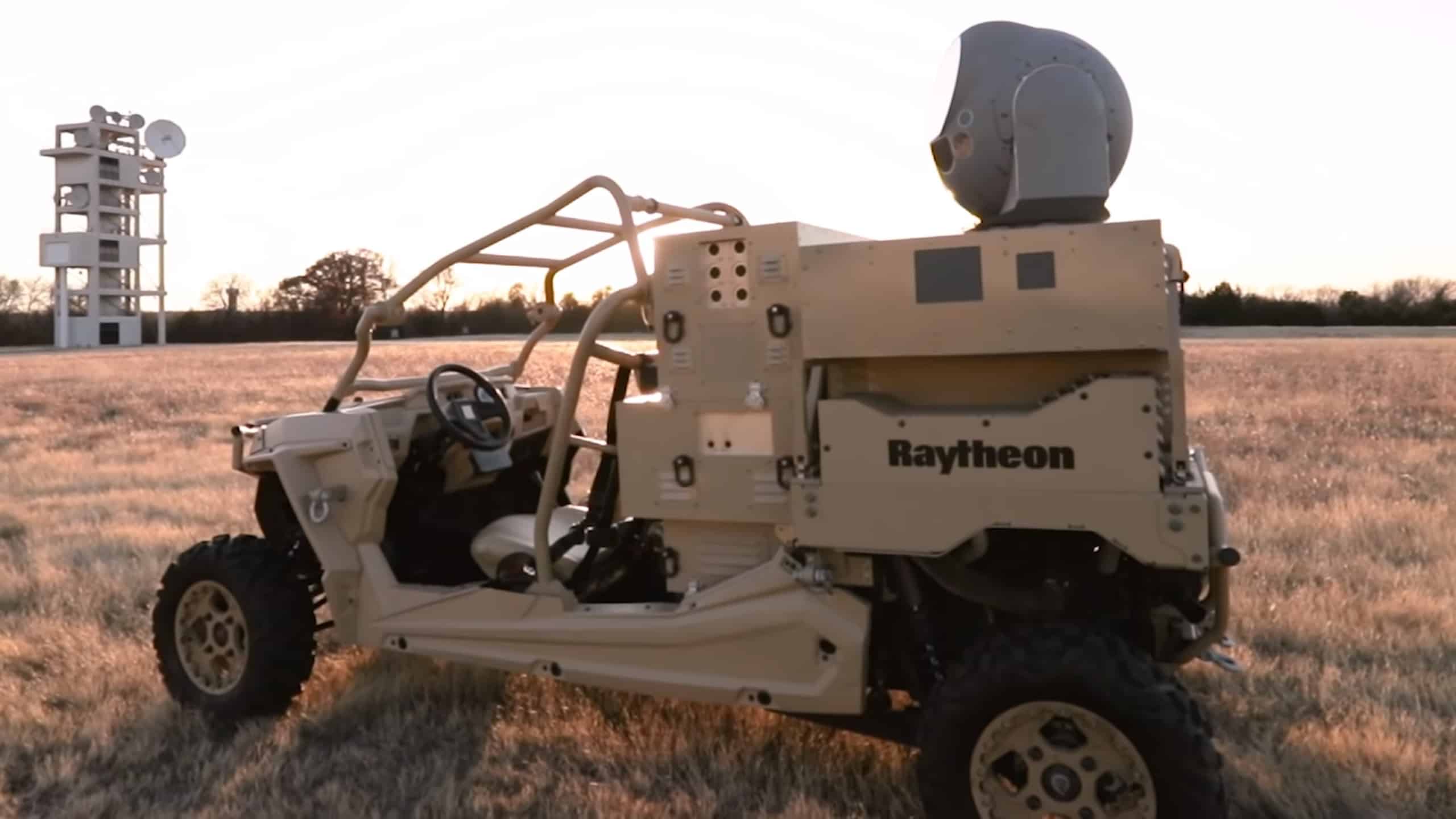 Un véhicule militaire équipé de l'arme anti-drone de Raytheon