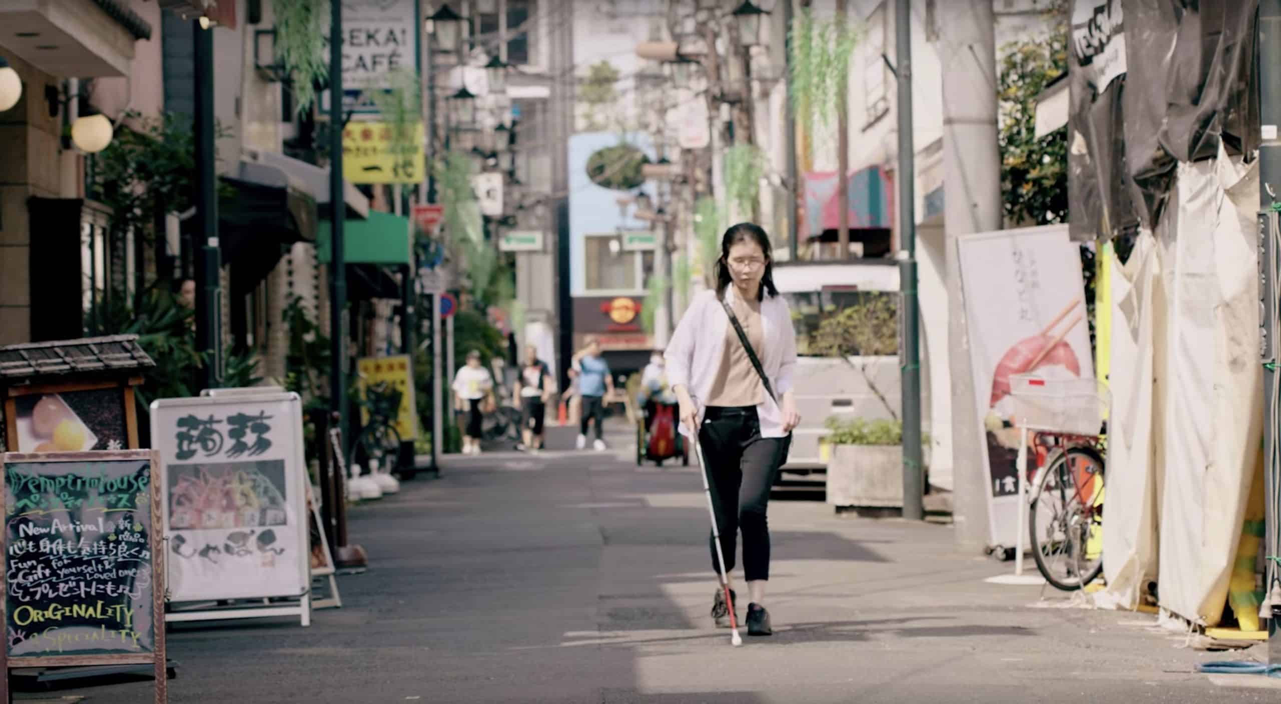 Wakana Sugiyama, employé chez Google Maps se déplace dans les rues de Tokyo grâce au guidage vocal détaillé sur Google Maps