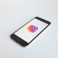 Un smartphone affichant le logo Instagram.